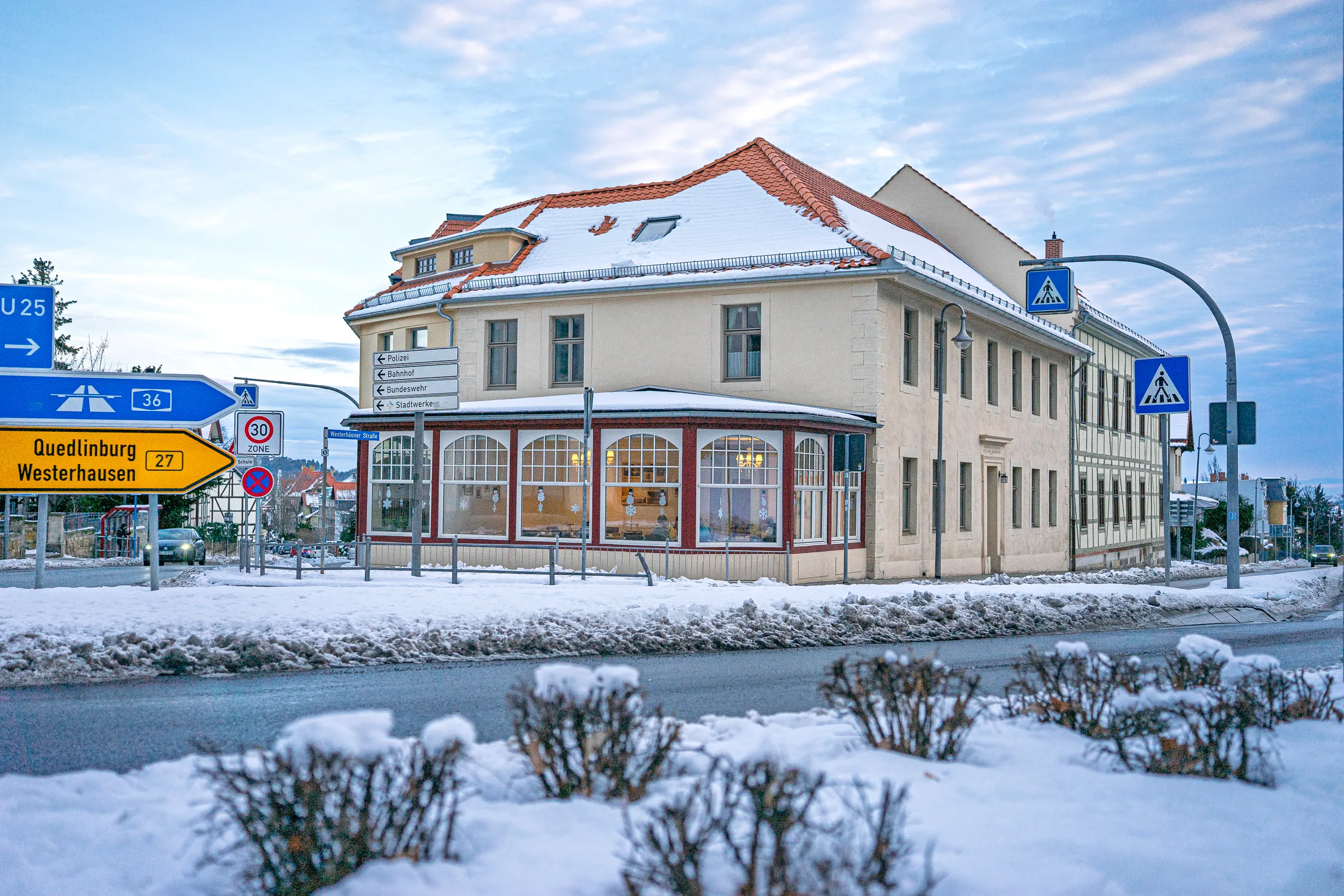 Seniorin und Enkel bei Sonnenuntergang auf Wiese im Harz