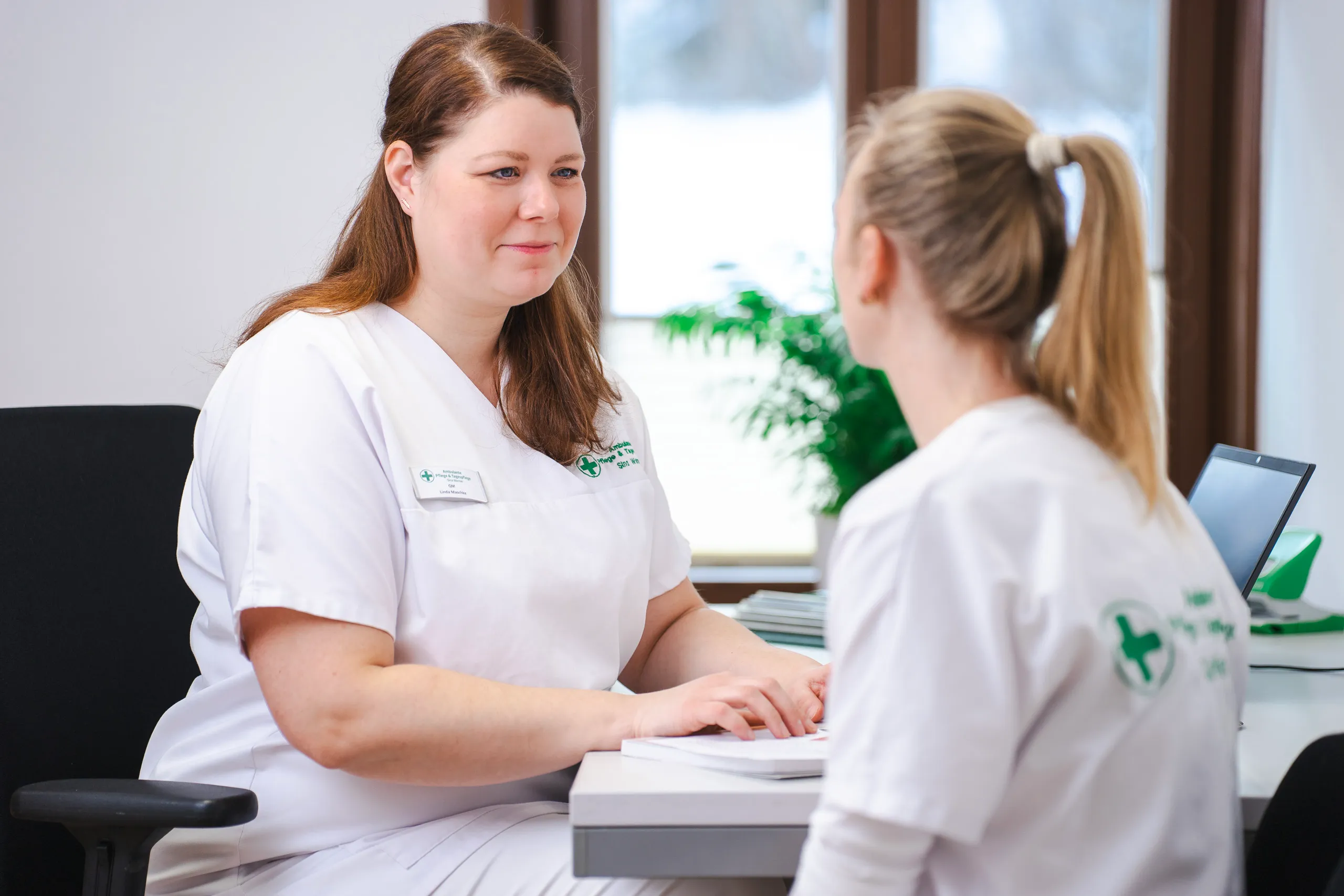 Pflegekräfte diskutieren im Büro