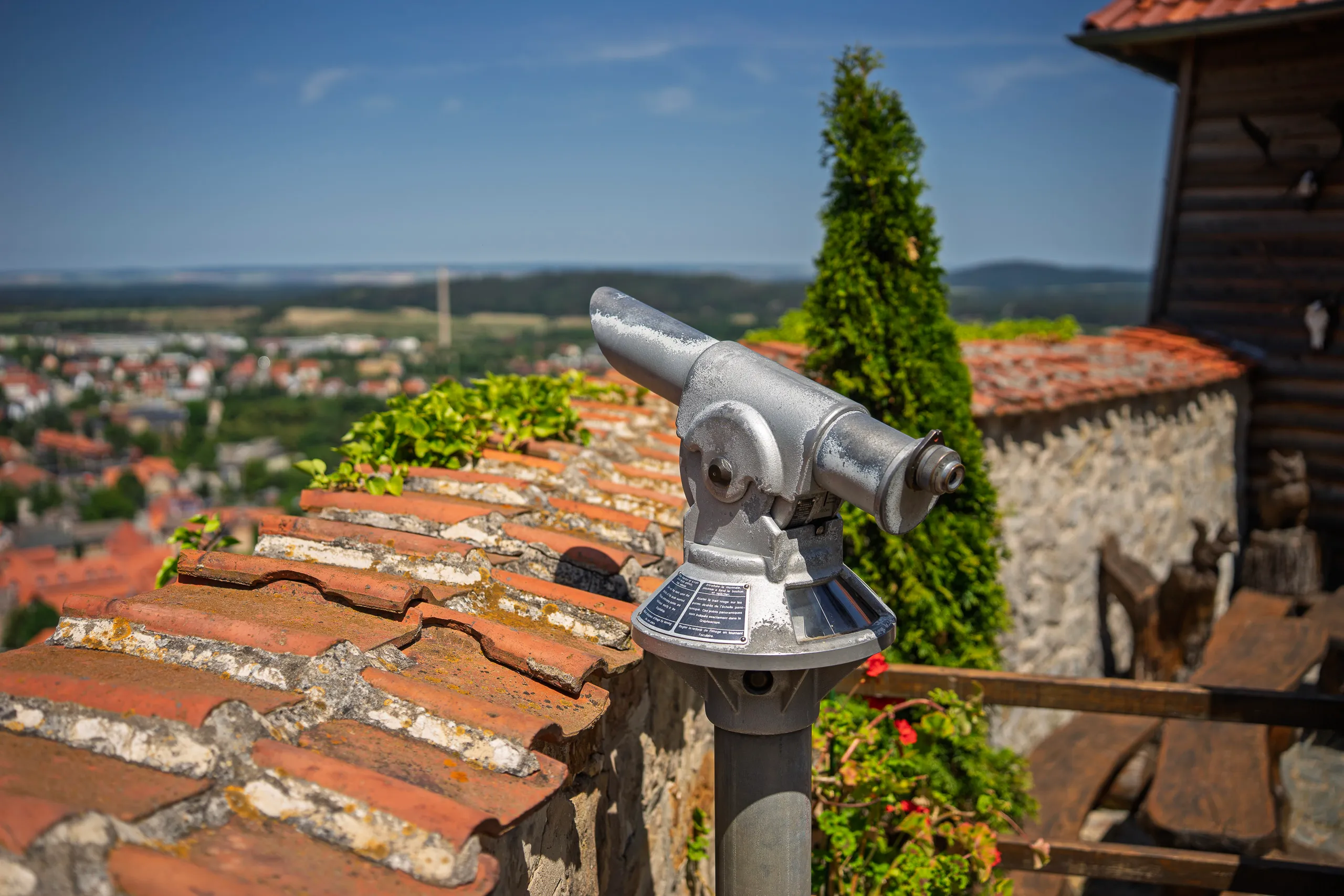Teleskop auf Aussichtspunkt mit Stadtblick auf Blankenburg.
