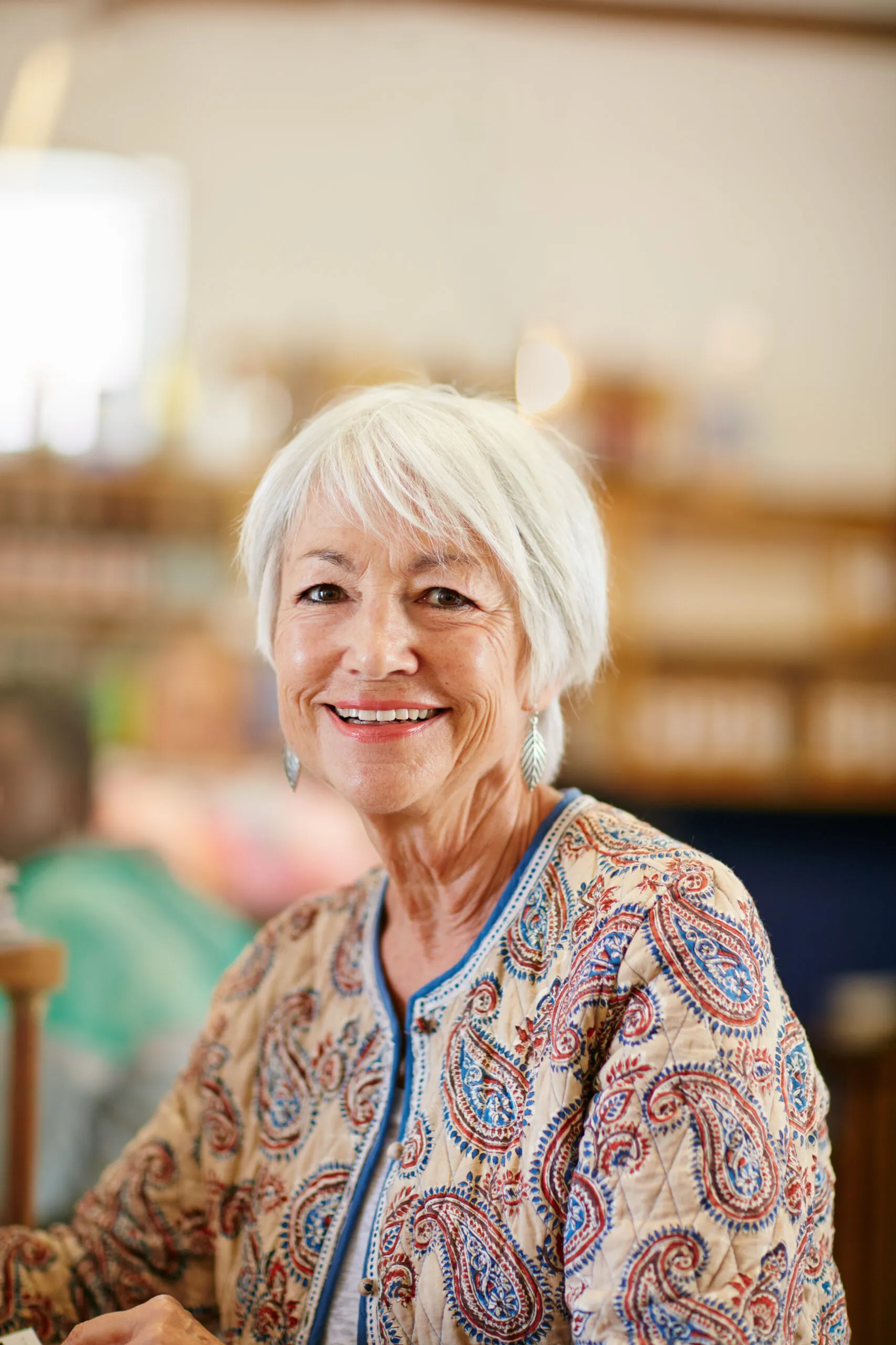 Seniorin und Enkel bei Sonnenuntergang auf Wiese im Harz
